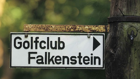 Einfahrt zum Club